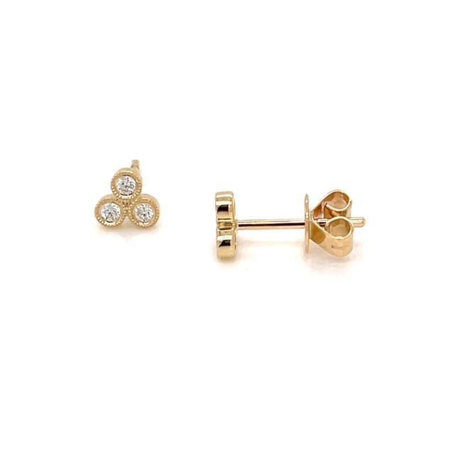 Yellow gold studs composed of three small diamonds forming a pyramid.